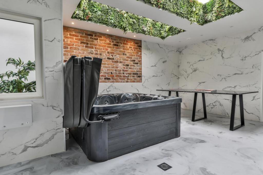 23 Trafalgar Square With Hot Tub And Cinema Scarborough Exterior photo