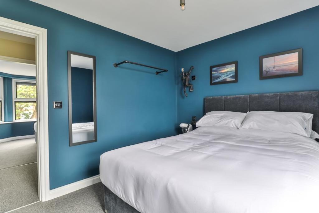 23 Trafalgar Square With Hot Tub And Cinema Scarborough Exterior photo