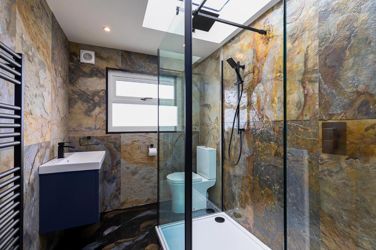 23 Trafalgar Square With Hot Tub And Cinema Scarborough Exterior photo