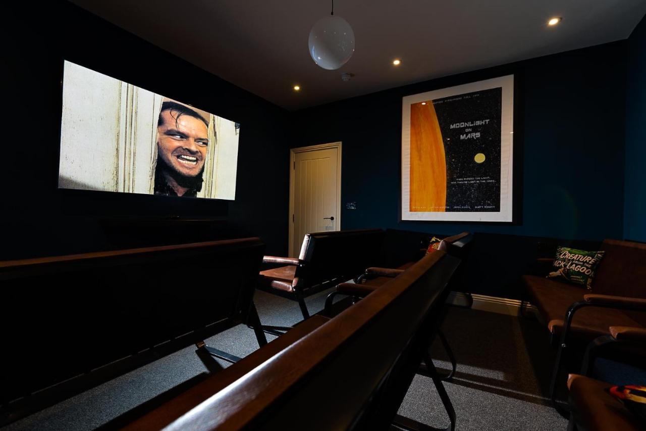 23 Trafalgar Square With Hot Tub And Cinema Scarborough Exterior photo